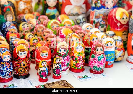 06. Juli 2021, Ufa, Russland: Matryoshka Nistpuppe zum Verkauf auf lokalem handgemachten Markt. Stockfoto