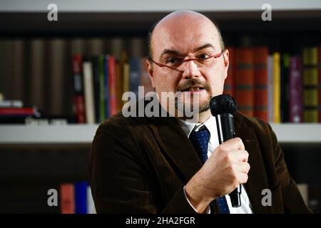 Turin, Italien. 03. Dezember 2021. Marco Caratozzolo, Schriftsteller und Universitätsprofessor, spricht während einer Veranstaltung im Rahmen des Festival del Classico. Kredit: Nicolò Campo/Alamy Live Nachrichten Stockfoto