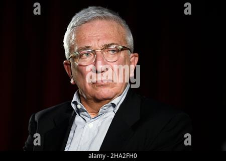 Turin, Italien. 03. Dezember 2021. Der Journalist Cesare Martinetti schaut sich während einer Veranstaltung im Rahmen des Festival del Classico an. Kredit: Nicolò Campo/Alamy Live Nachrichten Stockfoto