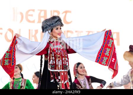 06. Juli 2021, Ufa, Russland: Nationale Bashkir-Frauen tanzen beim internationalen Festival Folkloriada in traditioneller Kleidung Stockfoto