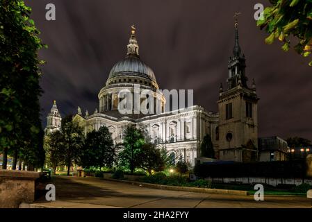 London, 2021. September. Das Nachtfoto der St Paul's Cathedral ist eine der beiden anglikanischen Kathedralen in London Stockfoto