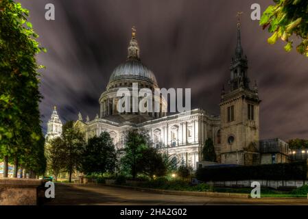 London, 2021. September. Das Nachtfoto der St Paul's Cathedral ist eine der beiden anglikanischen Kathedralen in London Stockfoto