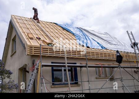 Haus- und Dachisolierung, Außenwandisoliersystem. Dachdecker spezialisiert auf lose Holzfaserwolle STEICO Zell, eine ökologische, atmungsaktive, Anti-A Stockfoto