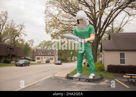 Wilmington, Illinois, USA Gemini Giant, ein Schalldämpfermann auf der US-Route 66 vor dem Launching Pad Drive-in-Restaurant. Stockfoto