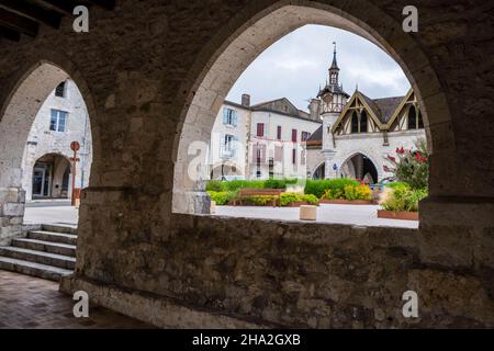 Castillonnes (Südwestfrankreich): Platz „Place des Cornieres“ im Herzen der Bastide (befestigte mittelalterliche Stadt) Stockfoto