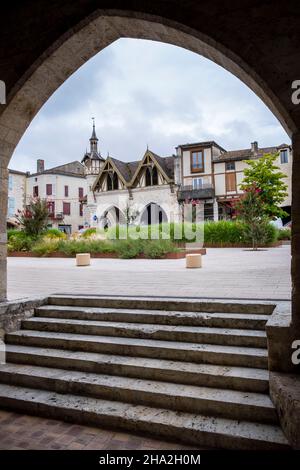 Castillonnes (Südwestfrankreich): Platz „Place des Cornieres“ im Herzen der Bastide (befestigte mittelalterliche Stadt) Stockfoto