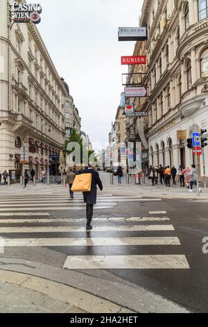 WIEN, ÖSTERREICH - 15. MAI 2019: Die Kärntnerstraße ist eine von drei Straßen in der Fußgängerzone im Zentrum der Innenstadt. Stockfoto