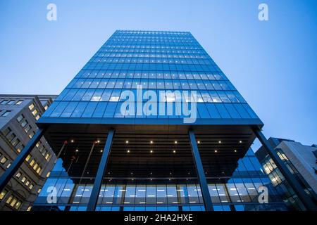 Ein neuer Wolkenkratzer-Turm ragt im Herzen des Stadtzentrums von Birmingham hervor. 103 Colmore Row ist ein 108 Meter hoher, 26-stöckiger Wolkenkratzer für Geschäftsbüros in der Colmore Row, Birmingham, England. Dieses Gebäude wurde 2021 fertiggestellt und ersetzte den ehemaligen NatWest Tower, der von John Madin entworfen und 1975 fertiggestellt wurde. Stockfoto