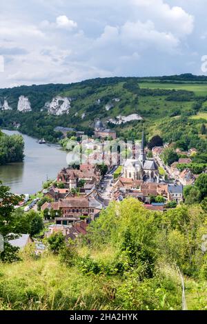 Les Andelys (Nordfrankreich): Panoramablick auf die Stadt von der Spitze des befestigten Schlosses „Chateau Gaillard“. Überblick über das Dorf und die sei Stockfoto