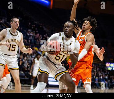 Hass Pavilion Berkeley Calif, USA. 08th Dez 2021. CA U.S.A. während des NCAA Männer Basketballspiels zwischen Idaho State Bengals und den California Golden Bears. Kalifornien gewann 72-46 beim Hass Pavilion Berkeley Calif. Thurman James/CSM/Alamy Live News Stockfoto