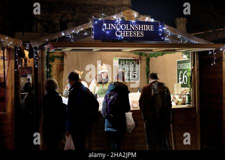 Ein Verkaufsstand, der während des Weihnachtsmarktes in Lincoln Lincolnshire Käse auf dem Schlossgelände verkauft. Der Markt, der nach einer Annullierung im Vorjahr aufgrund von Covid 19 zurückkehrt, ist einer der größten Weihnachtsmärkte in Europa. Im Zentrum des Catle und der Kathedrale im Bailgate-Viertel von Lincoln und Umgebung ziehen die Märkte Besucher aus ganz Europa an. Stockfoto