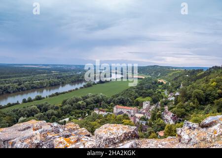 La Roche-Guyon (Nordfrankreich): Übersicht über das Dorf, das als eines der schönsten Dörfer Frankreichs bezeichnet wird (französisches Label „Plus Beaux Villages de Stockfoto