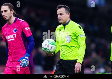 Kopenhagen, Dänemark. 09th Dez 2021. Schiedsrichter Istvan Vad gesehen während des UEFA Europa Conference League-Spiels zwischen dem FC Kopenhagen und Slovan Bratislava im Parken in Kopenhagen. (Foto: Gonzales Photo/Alamy Live News Stockfoto