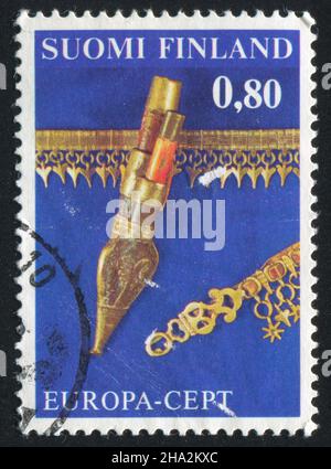 FINNLAND - UM 1976: Stempel gedruckt von Finnland, zeigt Messer von Voyri in Mantel und Gürtel, um 1976 Stockfoto