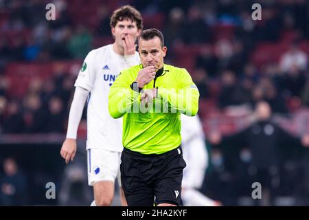 Kopenhagen, Dänemark. 09th Dez 2021. Schiedsrichter Istvan Vad gesehen während des UEFA Europa Conference League-Spiels zwischen dem FC Kopenhagen und Slovan Bratislava im Parken in Kopenhagen. (Foto: Gonzales Photo/Alamy Live News Stockfoto