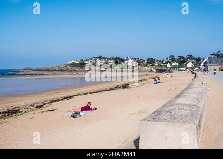 Saint-Lunaire (Bretagne, Nordwestfrankreich): Strand „Plage de Longchamp“ mit Villen am Ufer Stockfoto