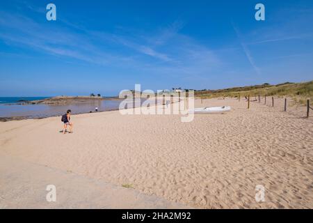 Saint-Briac-sur-Mer (Bretagne, Nordwestfrankreich): Der Strand von Port Hue, die Inselinsel „Pilot de la Dame Jouanne“ und „pointe de la Garde Guerin“ Stockfoto