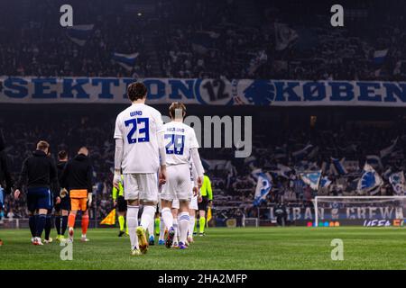 Kopenhagen, Dänemark. 09th Dez 2021. Die Spieler des FC Kopenhagen betreten das Spielfeld für das Spiel der UEFA Europa Conference League zwischen dem FC Kopenhagen und Slovan Bratislava im Park in Kopenhagen. (Foto: Gonzales Photo/Alamy Live News Stockfoto