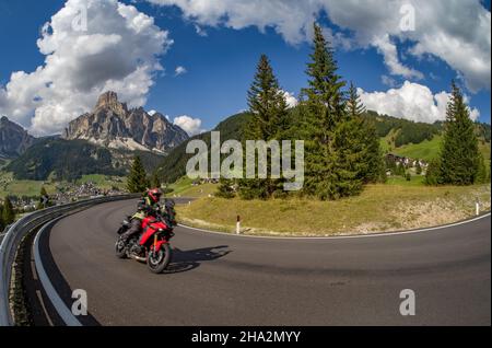 Motorradtour auf dem Passo Campo Longo in Italien Stockfoto