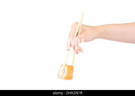 Weibliche Hand hält Philadelphia Maki Rolle mit Bambus Essstäbchen isoliert auf weißem Hintergrund, kopieren Raum. Ein Stück Rolle Philadelphia mit Lachs Stockfoto