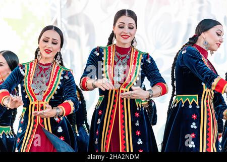 06. Juli 2021, Ufa, Russland: Nationale Bashkir-Frauen tanzen beim internationalen Festival Folkloriada in traditioneller Kleidung Stockfoto