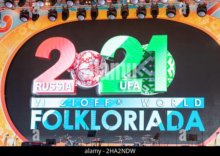 06. Juli 2021, Ufa, Russland: Konzertbühne während der kovidischen Pandemie beim Folkloriada-Festival Stockfoto