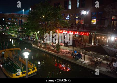 Oklahoma City, Oklahoma, USA, das ehemalige Lagerhaus-Viertel von Bricktown wurde in ein Unterhaltungsviertel mit Restaurants und Bars umgewandelt. Stockfoto