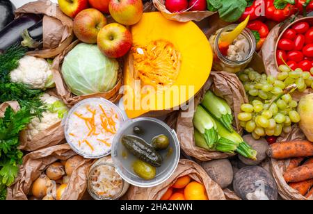 Hausgemachte Gärung in Glas- und Kunststoffgläsern, eingelegtes gesundes Gemüse, Obsternte. Superfood-Konzept im Winter fermentiert und in der Konservenzeit. Probiotika, e Stockfoto