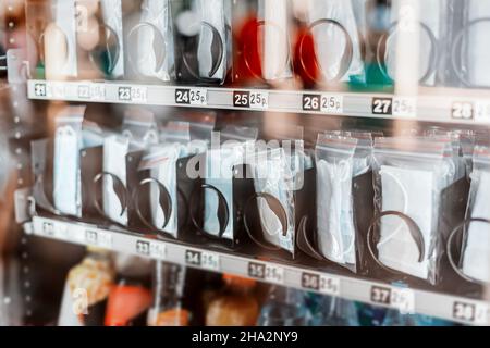 Medizinische Schutzmasken, die an einem Automaten verkauft werden Stockfoto