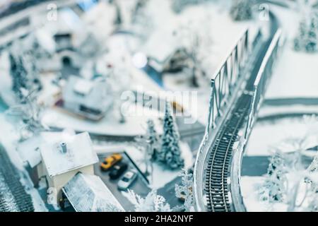 Miniaturmodell einer Stadt mit Häusern und einer Eisenbahnbrücke. Enges Fokusfeld Stockfoto