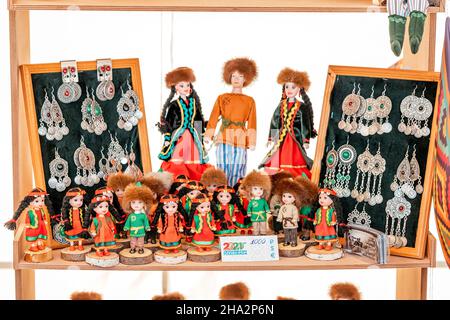 06. Juli 2021, Ufa, Russland: Souvenir-Puppen und Schmuck Ohrring auf dem Markt Stockfoto