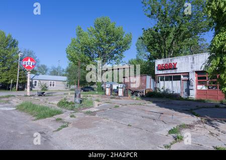 St. James, Missouri, MO, USA an der Route 66, einer verlassenen Derby-Tankstelle Stockfoto