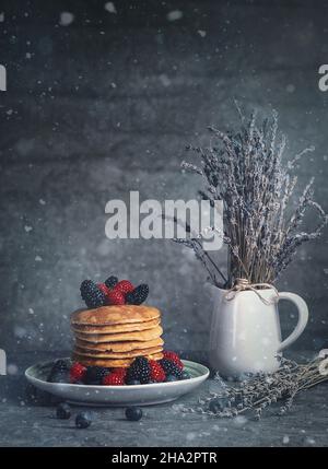 Vertikale Aufnahme eines köstlichen Frühstücks mit Pfannkuchen und Beeren Stockfoto