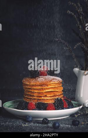 Vertikale Aufnahme eines köstlichen Frühstücks mit Pfannkuchen und Beeren Stockfoto