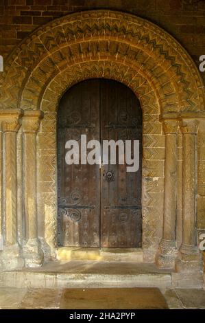 Die sächsische Kirche All Saints im Dorf Earls Barton, Northamptonshire, Großbritannien; das Südtor mit kunstvollen Steinschnitzereien Stockfoto