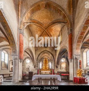 Saluzzo, Cuneo, Italien - 19. Oktober 2021: Innenraum der Kirche San Giovanni (14th. Jahrhundert) mit kreuzförmigen Schiffen und Hochaltar mit imposanten g Stockfoto