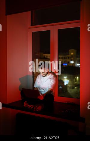 Workaholic Spezialisten arbeiten Überstunden. Programmierer für die externe Auslagern. Nachtleben Stockfoto