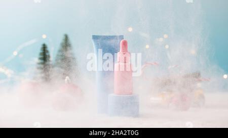 Mockup Gläser von kosmetischen Produkten auf einem weihnachtlichen Hintergrund mit fallendem Schnee. Geschenk für das neue Jahr. Stockfoto