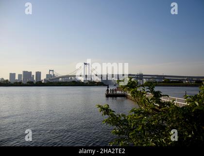 Blick auf die Regenbogenbrücke über die Bucht von Tokio von Odaiba Stockfoto