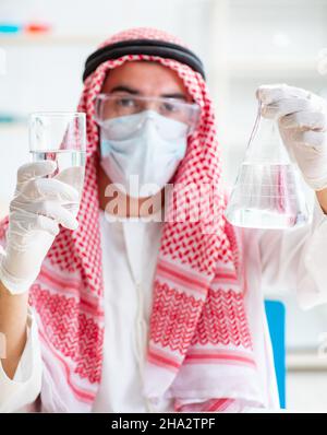 Die arabischen Chemiker Prüfung der Qualität von Trinkwasser Stockfoto