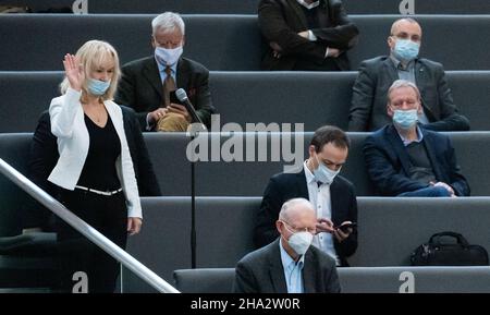 10. Dezember 2021, Berlin: Christina Baum (AfD, l) steht während der Plenarsitzung im Deutschen Bundestag auf der Tribüne für Abgeordnete, die nach der von Bundestagspräsident Bas wegen ihres Mundnasenschutzes unter der Nase gerügt worden waren, keine Impfungen oder Tests vorgelegt haben. Das Hauptthema der Sitzung 7th der Legislaturperiode 20th ist der gemeinsame Gesetzentwurf der Ampelkoalition zur Stärkung der Impfprävention gegen Covid-19 und zur Änderung anderer Regelungen im Zusammenhang mit der Covid-19-Pandemie. Dies betrifft vor allem eine Impfpflicht für Mitarbeiter in Kliniken oder Pflegeeinrichtungen Stockfoto