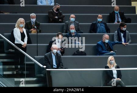 10. Dezember 2021, Berlin: Christina Baum (l, AfD) steht während der Plenarsitzung im Deutschen Bundestag auf der Tribüne für Abgeordnete, die nach der von Bundestagspräsident Bas wegen ihres Mundnasenschutzes unter der Nase gerügt worden waren, keine Impfungen oder Tests vorgelegt haben. Das Hauptthema der Sitzung 7th der Legislaturperiode 20th ist der gemeinsame Gesetzentwurf der Ampelkoalition zur Stärkung der Impfprävention gegen Covid-19 und zur Änderung anderer Regelungen im Zusammenhang mit der Covid-19-Pandemie. Dies betrifft vor allem eine Impfpflicht für Mitarbeiter in Kliniken oder Pflegeeinrichtungen Stockfoto