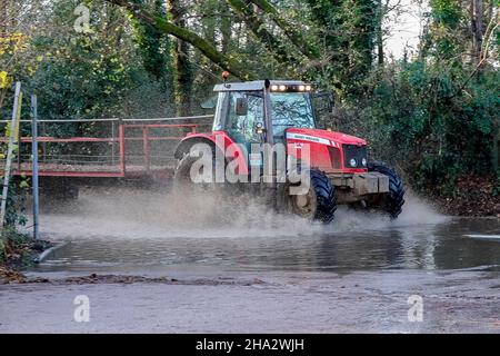 Station Lane, Godalming. 10th. Dezember 2021. Starke Regenfälle über Nacht verursachten Probleme mit Oberflächenüberflutungen in den Heimatkreisen. Fahrzeuge, die durch das Hochwasser in Godalming in Surrey fahren. Kredit: james jagger/Alamy Live Nachrichten Stockfoto