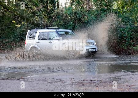 Station Lane, Godalming. 10th. Dezember 2021. Starke Regenfälle über Nacht verursachten Probleme mit Oberflächenüberflutungen in den Heimatkreisen. Fahrzeuge, die durch das Hochwasser in Godalming in Surrey fahren. Kredit: james jagger/Alamy Live Nachrichten Stockfoto