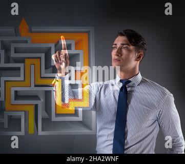 Der Geschäftsmann mit Labyrinth in schwierigen Situationen Konzept Stockfoto