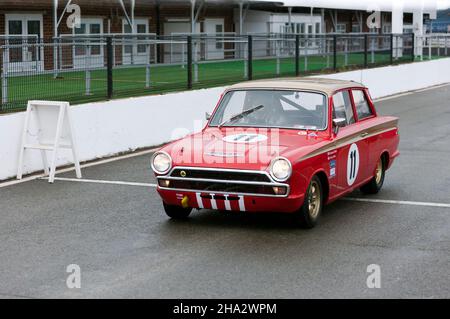 Der Red, 1965, Ford Lotus Cortina Mk1, von Henry Mann und Desmond Small, der sich im Regen für die Sixties Touring Car Challenge qualifizierte, Stockfoto