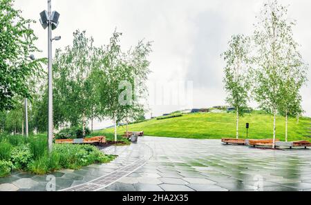 Wandergebiet in Zaryadye Park, Moskau, Russland nach dem Regen, natürliche Waldlandschaft Stockfoto