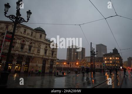 Arriaga Theater in Bilbao an einem regnerischen Abend neben der Straßenbahn Stockfoto