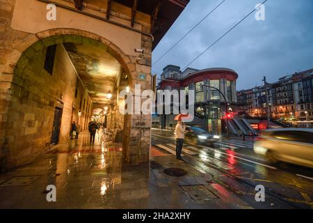 Portale der Altstadt von Bilbao neben dem Mercado de la Ribera in der Dämmerung regnet Stockfoto