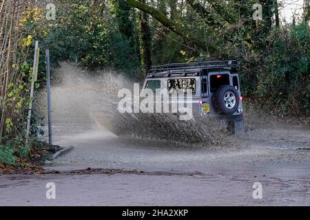 Station Lane, Godalming. 10th. Dezember 2021. Starke Regenfälle über Nacht verursachten Probleme mit Oberflächenüberflutungen in den Heimatkreisen. Fahrzeuge, die durch das Hochwasser in Godalming in Surrey fahren. Kredit: james jagger/Alamy Live Nachrichten Stockfoto